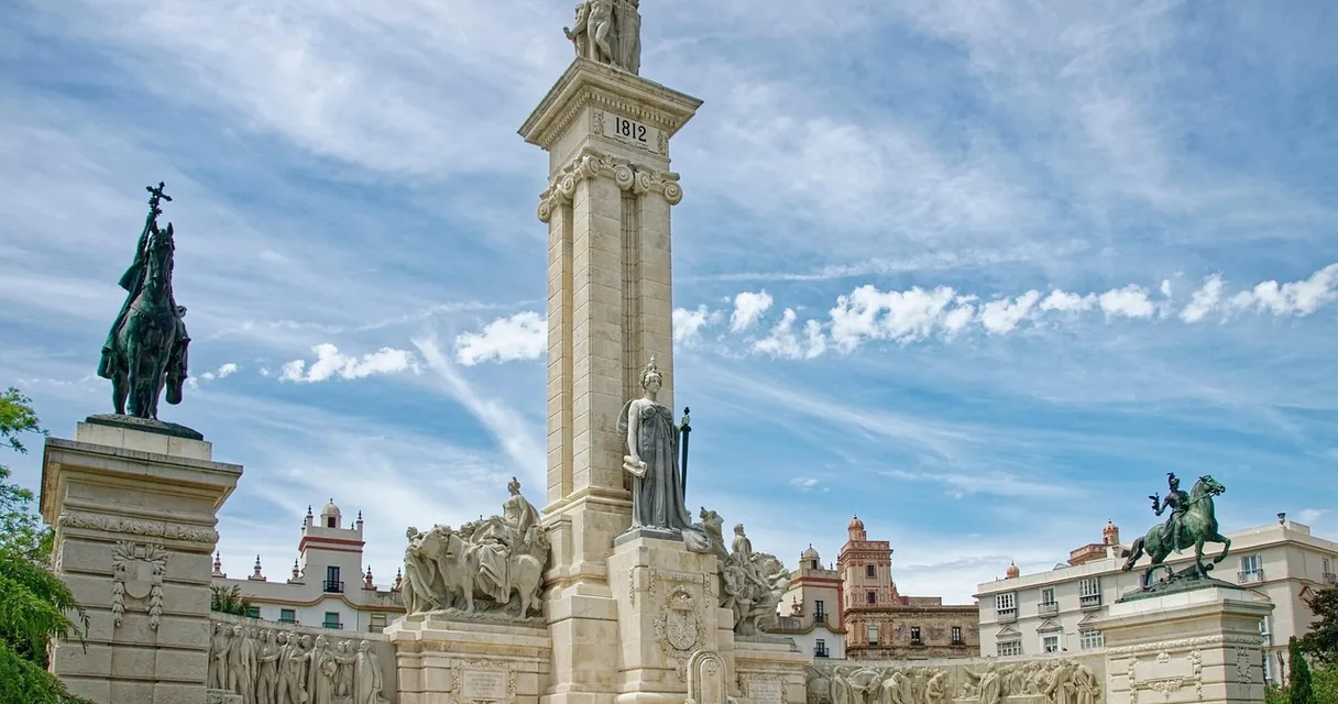 Monumento histórico com torre e esculturas sob céu azul