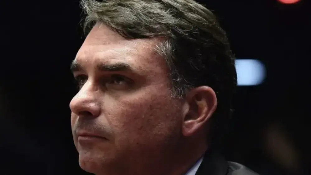 Flávio Bolsonaro critica relação do pai com imprensa