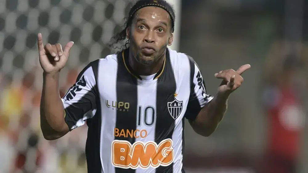 Ronaldinho, 46, volta ao futebol na 3ª divisão italiana